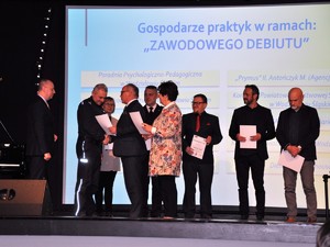na scenie stoi Komendant Powiatowy, który odbiera podziękowania od organizatorki projektu i Starosty Wodzisławskiego